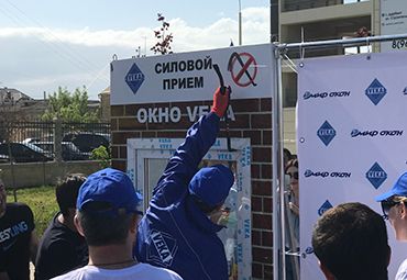 Компания "Мир Окон" провела акцию "Силовой прием" в Дербенте
