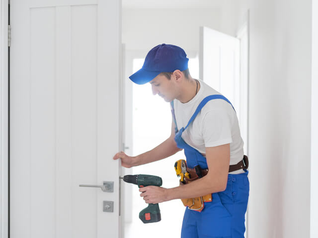 Instalace západky na balkonové dveře: od výběru po instalaci