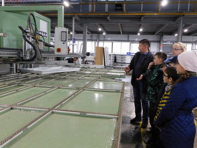 Воспитанники "Кадетской школы" в гостях на барнаульском заводе КОНСИБ  Воспитанники "Кадетской школы" в гостях на барнаульском заводе КОНСИБ