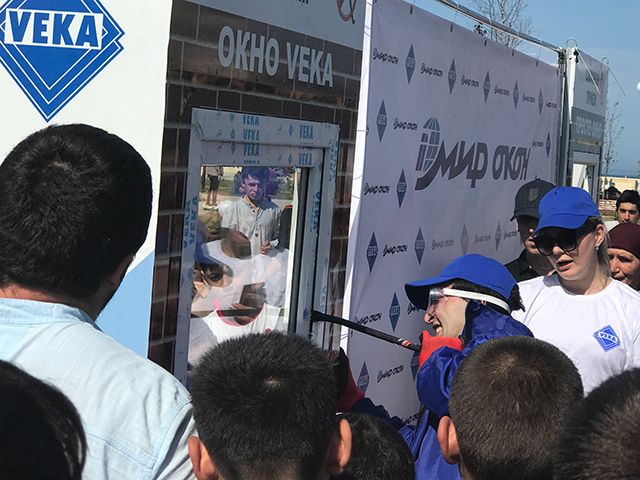 Компания "Мир Окон" провела акцию "Силовой прием" в Дербенте