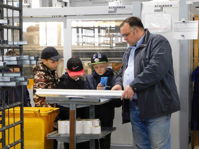Воспитанники "Кадетской школы" в гостях на барнаульском заводе КОНСИБ Воспитанники "Кадетской школы" в гостях на барнаульском заводе КОНСИБ