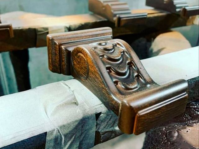 Нащельники были заказаны специально для проекта на заводе в Германии Застывшая музыка и пластиковые окна VEKA