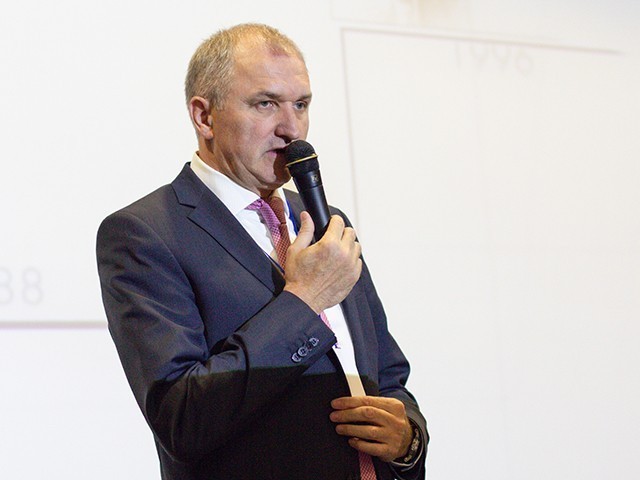 Ханс Диль, руководитель Северо-Восточного подразделения SIEGENIA, рассказал о продолжительной и успешной истории развития компании и о развитии ее российского представительства. Пластиковые окна в исторических зданиях: оксюморон или гармоничный дуэт?