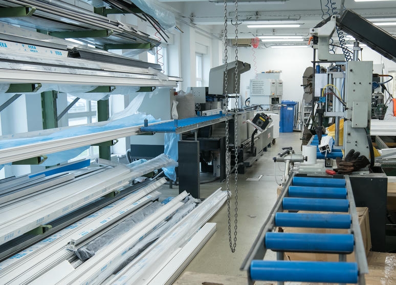 Как остеклить балкон и не потратить лишнего?