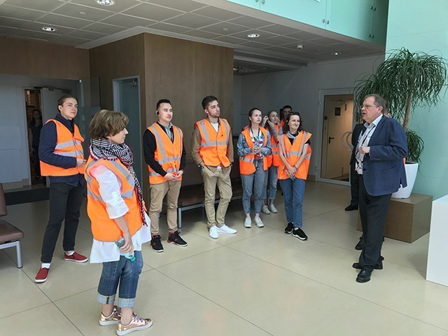 Специалисты VEKA провели для гостей подробную экскурсию по производству Архитекторы Good Wood открывают для себя возможности оконных систем VEKA