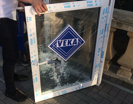 Бакинцы испытывали окна VEKA на прочность