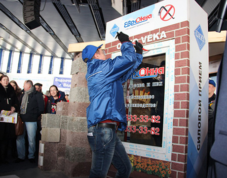 "Евроокна" продемонстрировали прочность окон из профиля VEKA на выставке "Белорусский дом"
