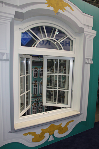 "Эрмитажное окно" из профиля VEKA